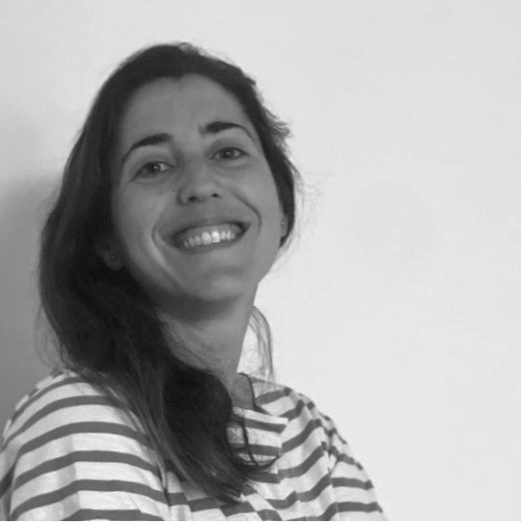 Retrato en blanco y negro de Garazi Oregi, doctora en Educación Especial y especialista en accesibilidad cognitiva, sonriendo ante un fondo neutro.