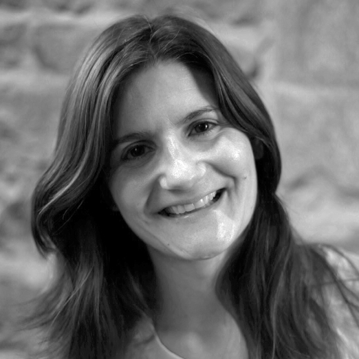 Retrato en blanco y negro de Olaia Guaresti, especialista en accesibilidad digital y experiencia de usuario, sonriendo a cámara.
