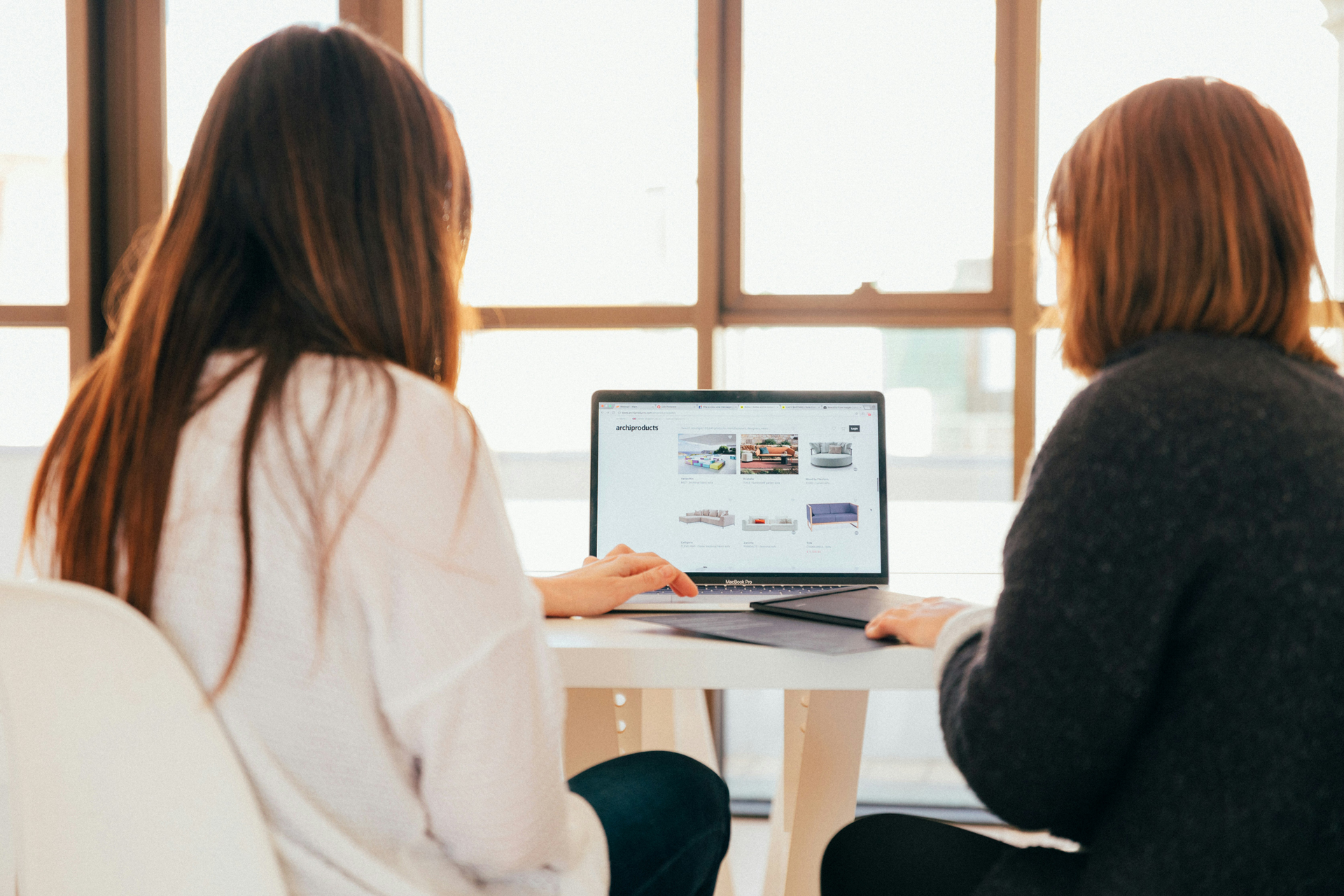 Asesoría de accesibilidad universal aplicada a proyectos digitales, editoriales y urbanos.
